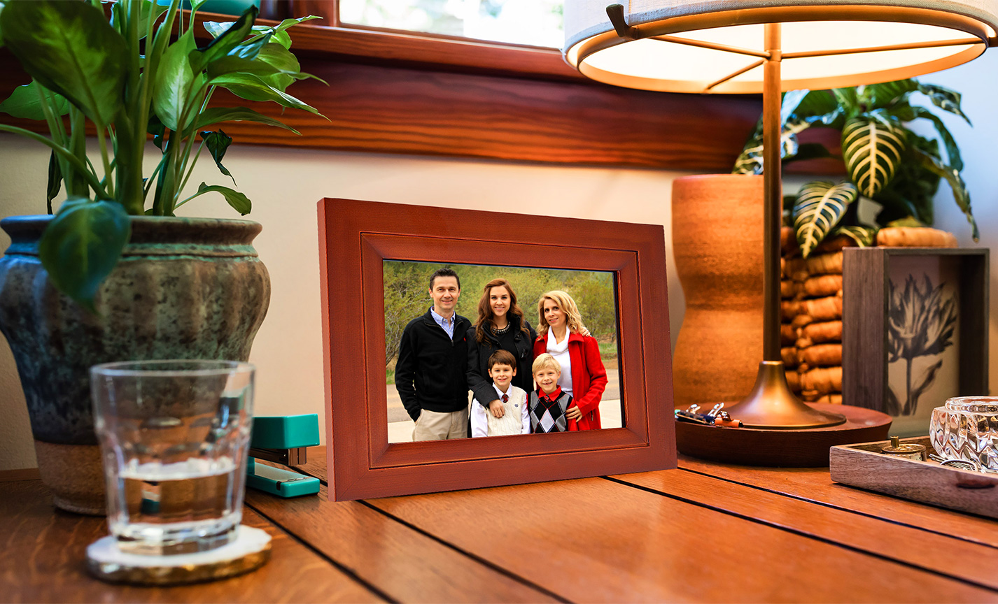 Hdgenius wifi digital picture frame on table